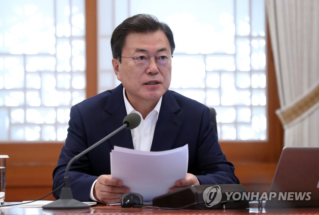 4月15日，在青瓦台，韩国总统文在寅主持召开经济部长扩大会议。 韩联社