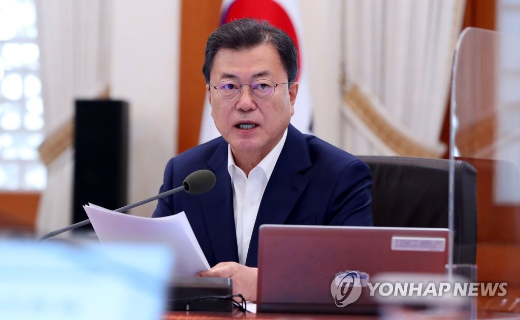 4月15日，在青瓦台，韩国总统文在寅主持召开经济部长扩大会议。 韩联社