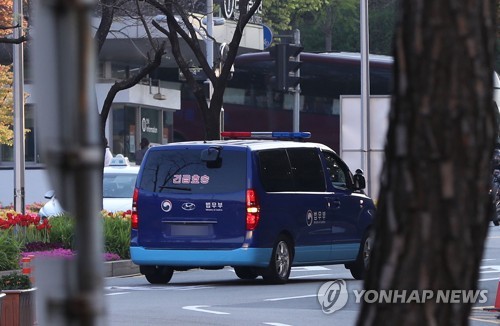 月15日下午，三星电子副会长李在镕乘坐的护送车辆离开医院驶向首尔看守所。 韩联社