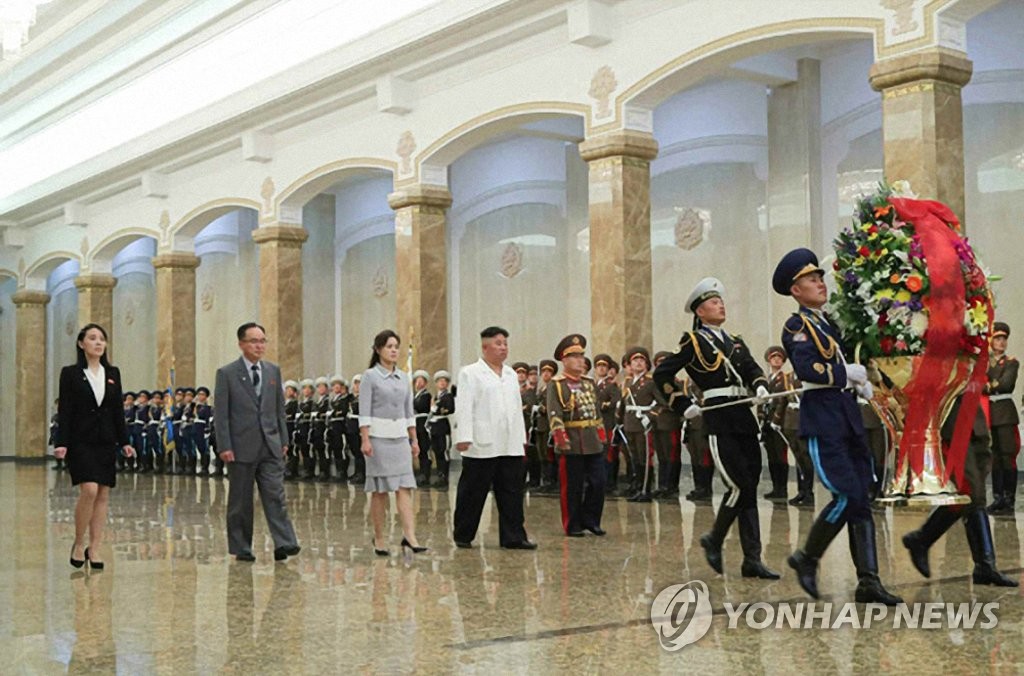 金正恩携李雪主参谒锦绣山太阳宫 金正恩携李雪主参谒锦绣山太阳宫