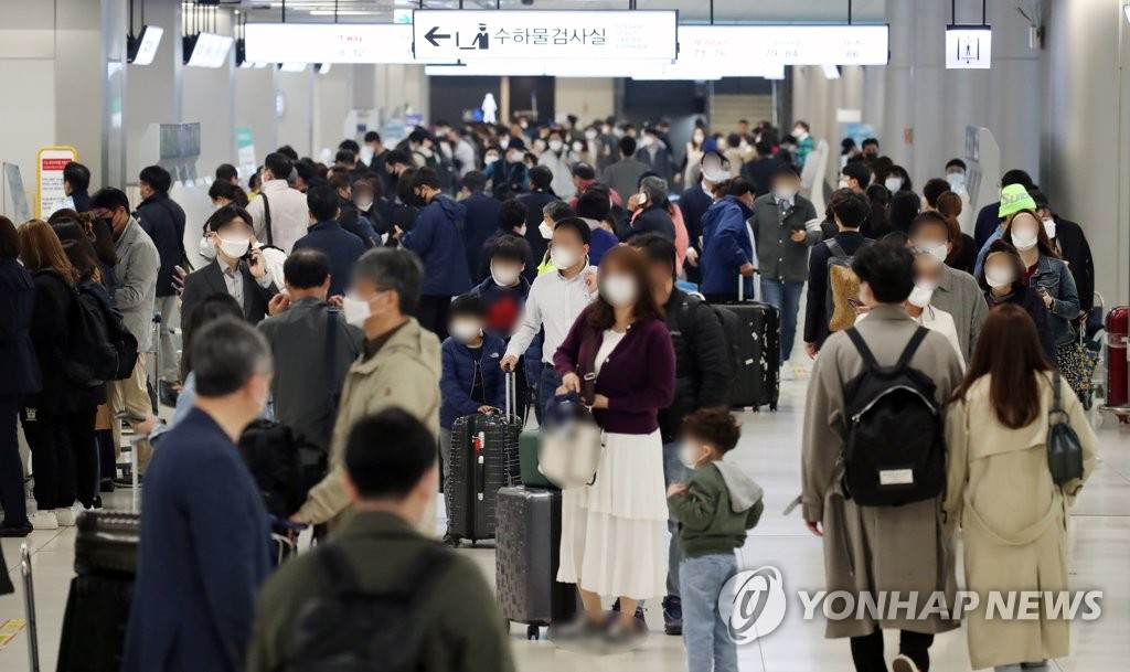 资料图片：4月16日，金浦机场人山人海。 韩联社