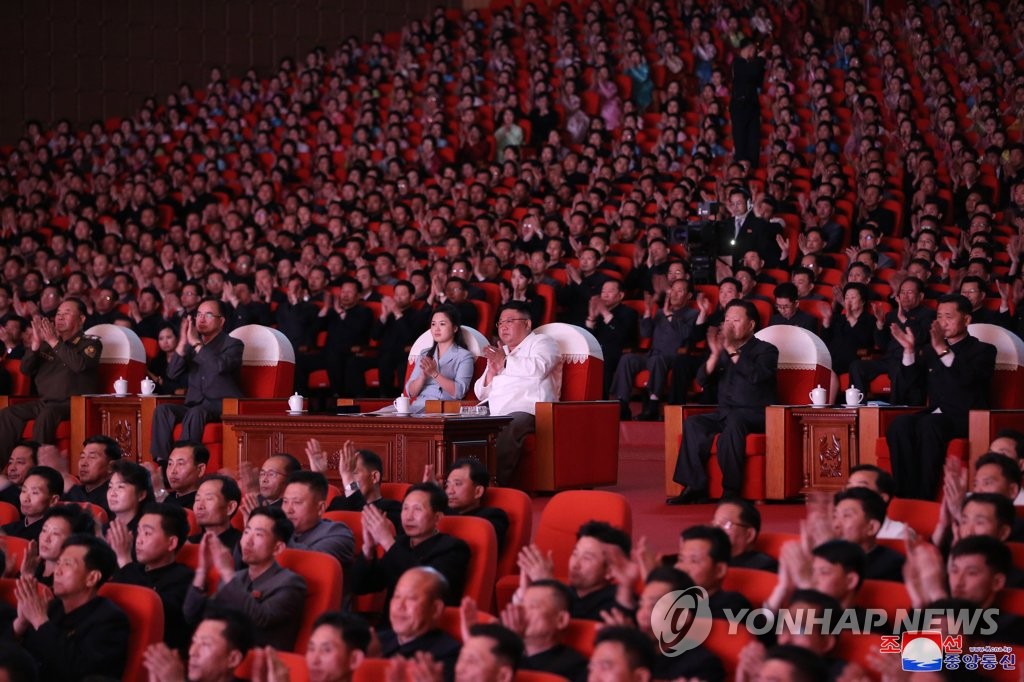 金正恩携李雪主观看演出 金正恩携李雪主观看演出