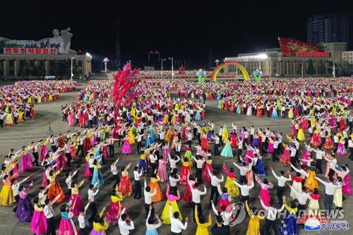 资料图片：据朝中社2021年4月16日报道，在已故朝鲜前最高领导人金日成生日（太阳节）之际，朝鲜青年学生前一日在金日成广场举行晚会庆祝太阳节。 韩联社/朝中社（图片仅限韩国国内使用，严禁转载复制）