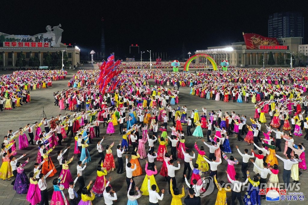 朝鲜青年庆祝“太阳节” 朝鲜青年庆祝“太阳节”
