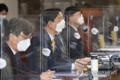 4月16日上午，在首尔市，具润哲主持应对日本核电站排放废水的副部长会议。 韩联社