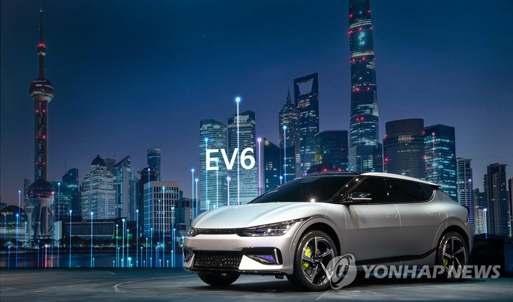 资料图片：4月19日，韩国汽车巨头起亚在2021上海国际车展上展出旗下纯电动汽车EV6。 韩联社/起亚供图（图片严禁转载复制）