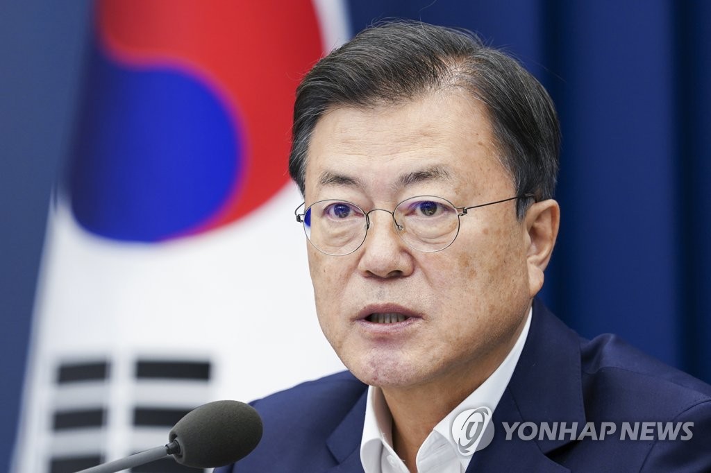 4月19日，在青瓦台，韩国总统文在寅主持幕僚会议并发言。 韩联社