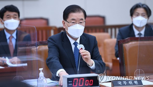 4月20日，在韩国国会大楼，韩国外交部长官郑义溶（中）对日方将福岛核污水排海的决定发言。 韩联社
