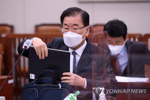 4月20日，在位于首尔市汝矣岛的韩国国会大楼，韩国外交部长官郑义溶就日方将福岛核污水排入大海的决定发言。 韩联社