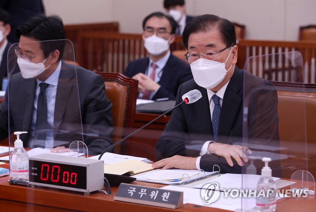 4月20日，在韩国国会，外交部长官郑义溶（右一）出席国会外交统一委员会紧急问题质询会议。 韩联社
