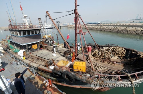 资料图片：一艘中国渔船因非法捕捞被韩国海警扣押。 韩联社