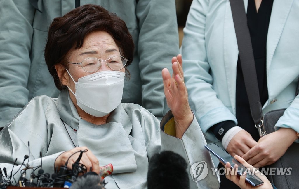 资料图片：4月21日，韩国中央地方法院驳回第二起慰安妇受害者对日索赔诉讼，原告之一的李容洙在庭外表态发表立场。 韩联社