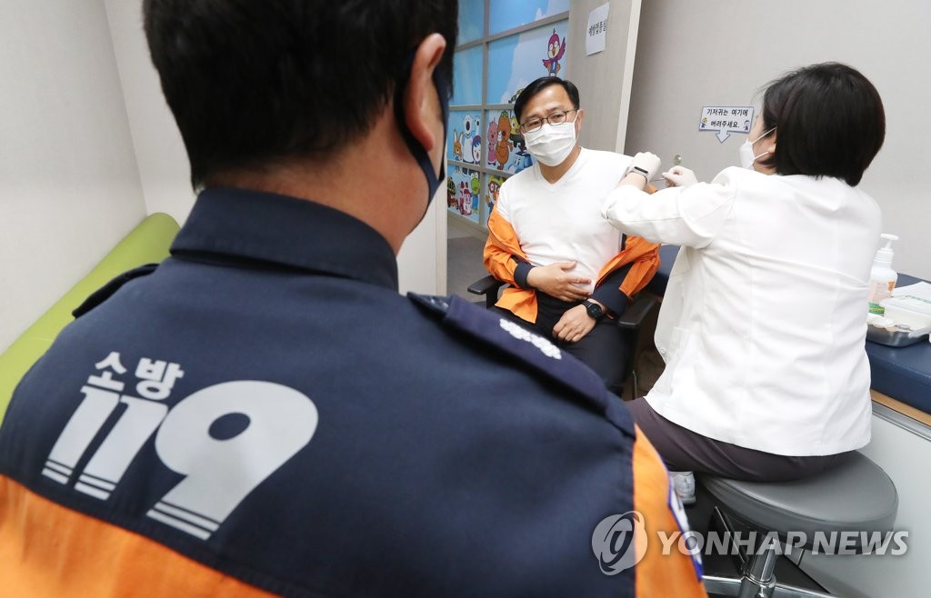 4月26日，韩国政府启动面向警员和消防员等社会必要人员的新冠疫苗接种工作。图为世宗消防本部本部长姜大薰接种阿斯利康疫苗。 韩联社