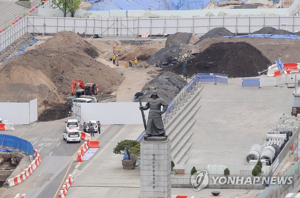 图为首尔光化门广场扩建工程施工现场，摄于4月27日。 韩联社