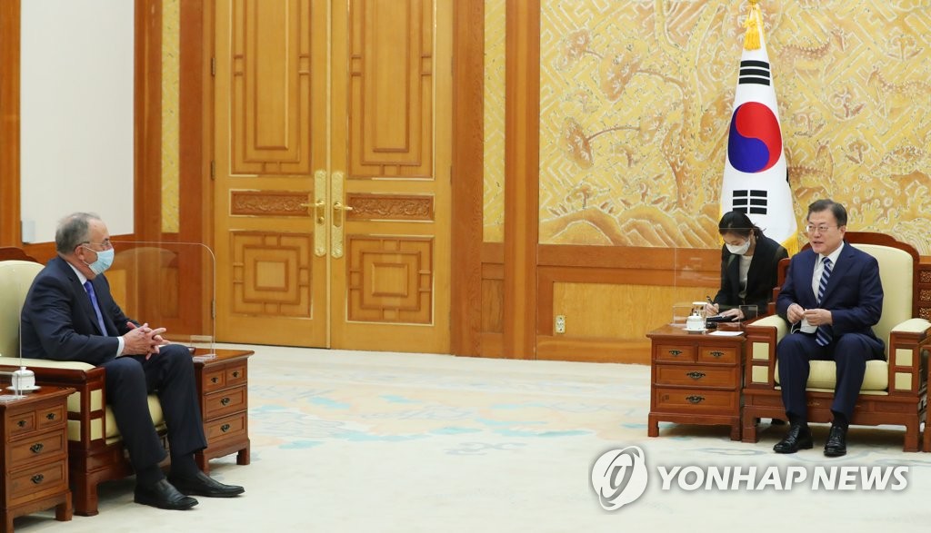 4月27日下午，在青瓦台，韩国总统文在寅（右）接见到访的美国药企诺瓦瓦克斯首席执行官斯坦利·埃尔克。 韩联社