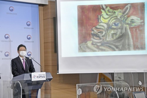 资料图片：4月28日，文体部长官黄熙介绍李健熙遗属捐赠的藏品。 韩联社