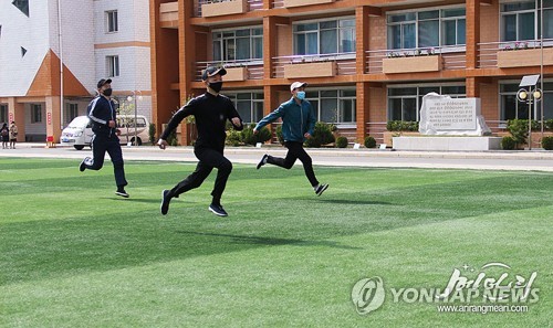 资料图片：朝鲜高中生在学校操场奔跑。本图片与新闻内容无关。 韩联社