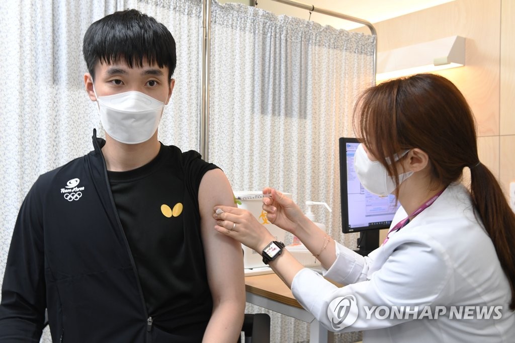4月29日，在国立中央医疗院，将出战东京奥运会的乒乓球运动员李相秀（音）接种第一剂新冠疫苗。韩联社/联合摄影团