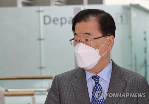资料图片：5月2日，在仁川国际机场，韩国外交部长官郑义溶准备乘机赴英国。 韩联社