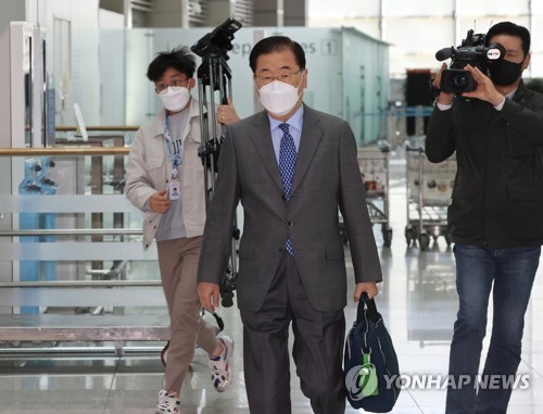 资料图片：5月2日，在仁川国际机场，韩国外交部长官郑义溶（中）准备乘机赴英国。郑义溶将出席本月4至5日在伦敦举行的七国集团（G7）外长会议。 韩联社