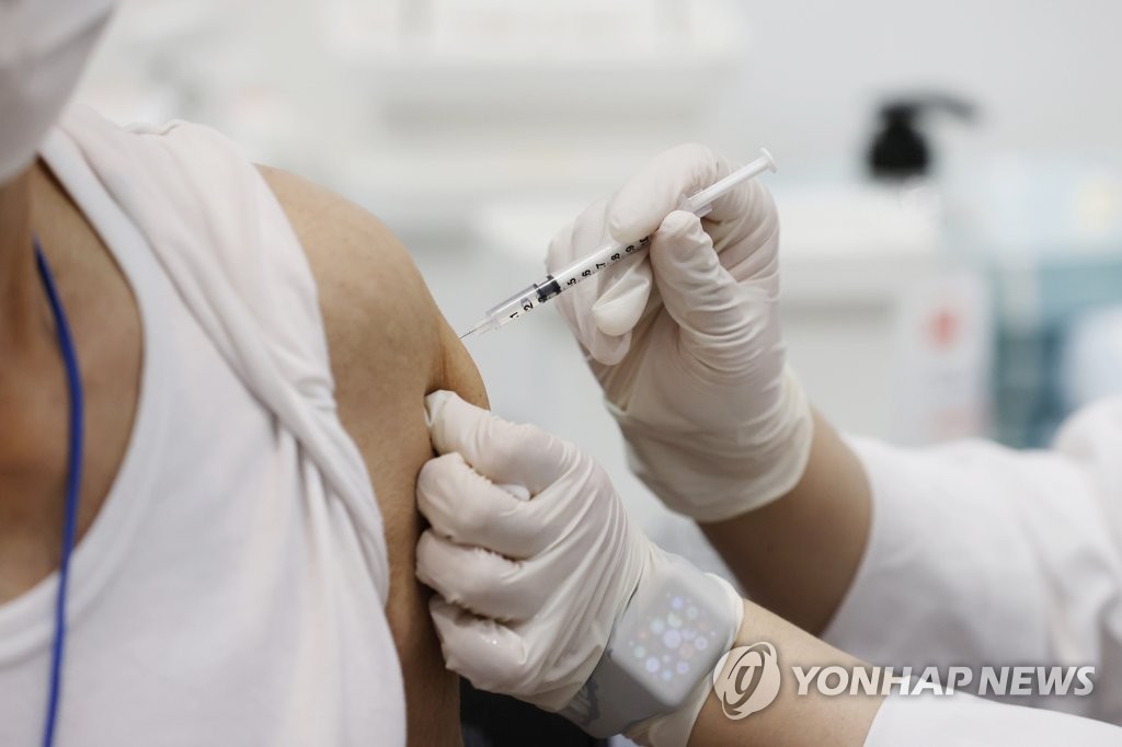 资料图片：5月3日，在首尔市龙山区新冠疫苗预防接种中心，一位老人正在接种疫苗。 韩联社