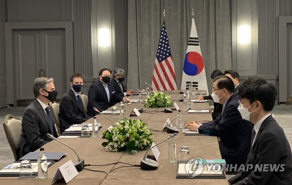 当地时间5月3日，韩国外交部长官郑义溶（右二）在伦敦与美国国务卿安东尼·布林肯（左一）举行会谈。 韩联社