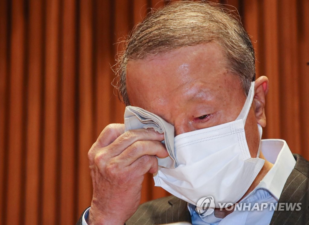 5月4日，南阳乳业会长洪源植在记者会上落泪。 韩联社