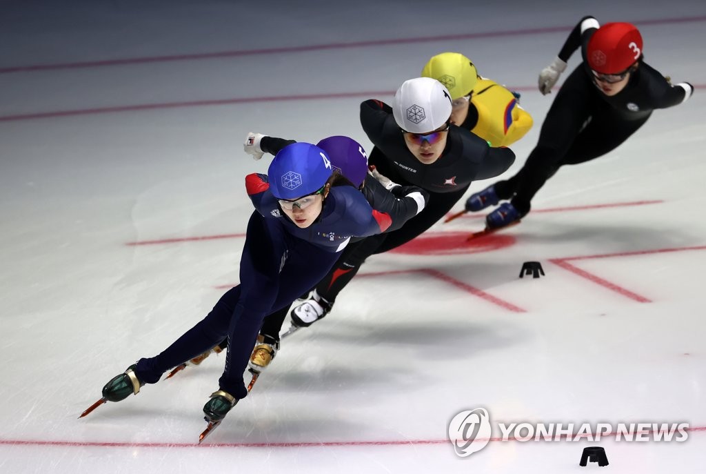 资料图片：5月5日，在首尔泰陵滑冰场举行的短道速滑2021—2022赛季国家代表选拔赛上，沈锡希（蓝帽）等选手溜冰竞速。 韩联社