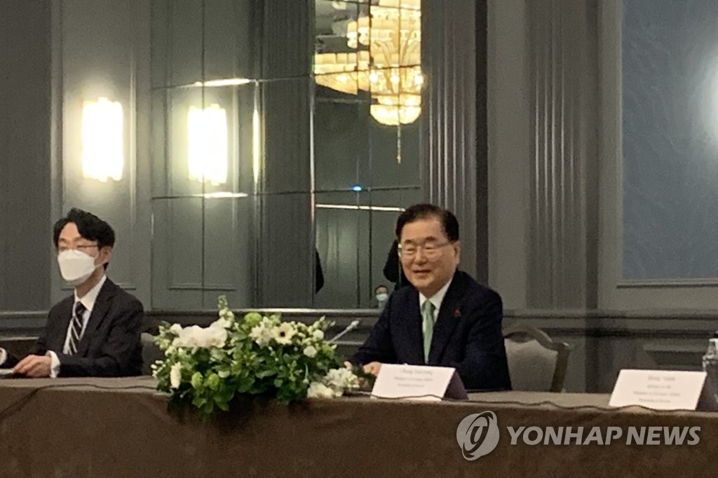 5月5日下午，在伦敦市区一酒店，为出席七国集团（G7）外长会议访英的韩国外长郑义溶（右）同美国国务卿安东尼·布林肯、日本外相茂木敏充举行会谈。 韩联社