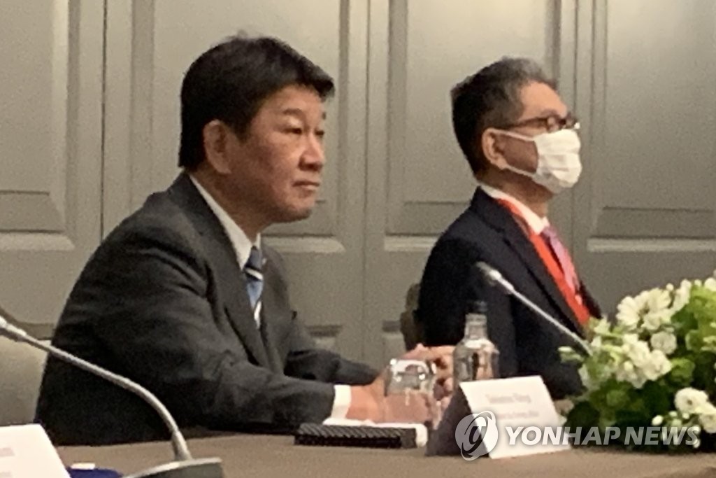 5月5日下午，在伦敦市区一酒店，日本外相茂木敏充（左）和美国国务卿安东尼·布林肯、韩国外长郑义溶举行会谈。 韩联社
