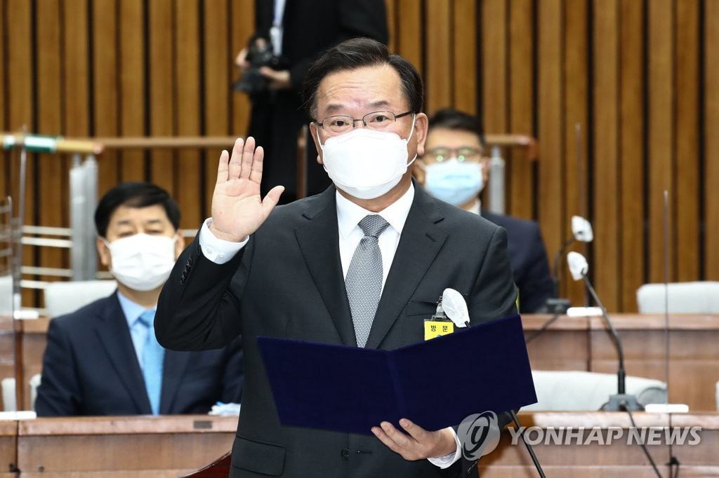 资料图片：韩国国务总理被提名人金富谦 韩联社