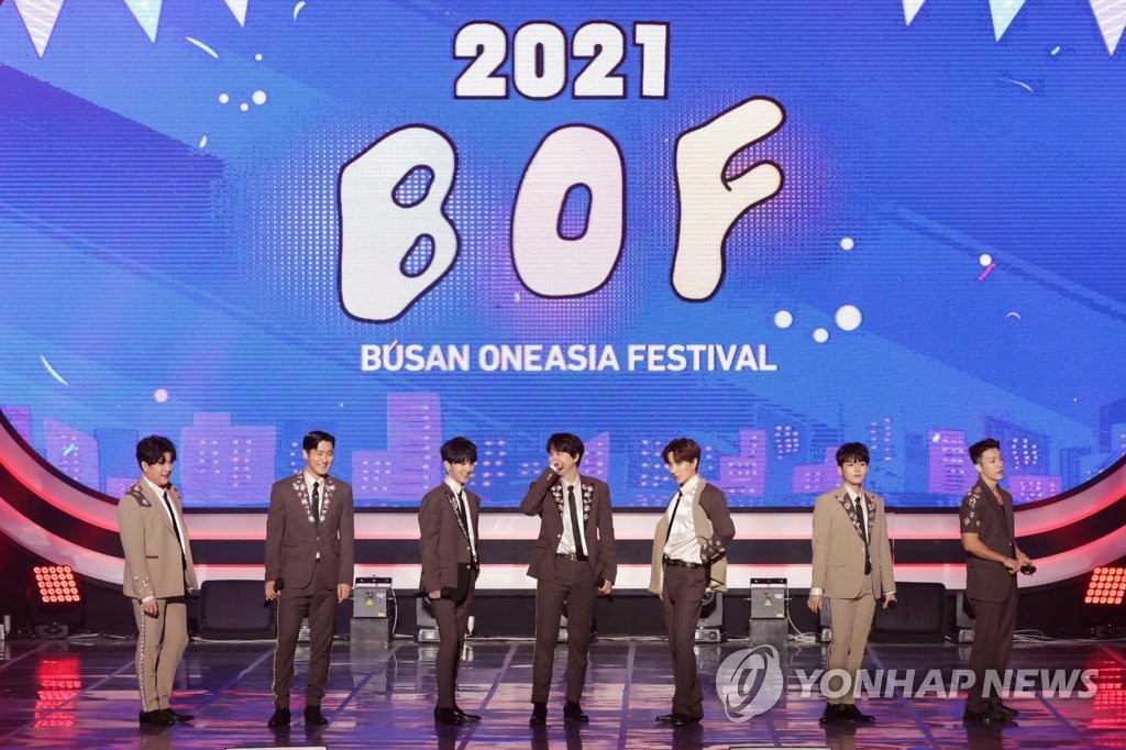 5月8日，在K-POP韩流庆典“2021釜山同一个亚洲文化节”（BOF），男团SUPER JUNIOR献上精彩表演。受疫情影响，本届BOF演唱会在线举行。 韩联社/釜山同一个亚洲文化节供图（图片严禁转载复制）