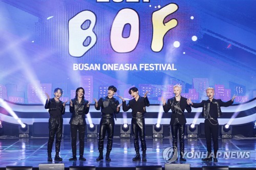 资料图片：男团WEi在“2021年釜山同一个亚洲文化节”的K-POP演唱会上献上精彩表演。 韩联社/釜山同一个亚洲文化节供图（图片严禁转载复制）