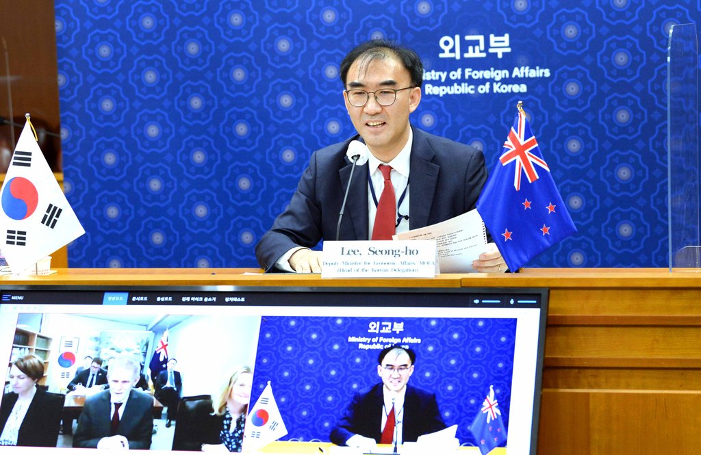 资料图片：5月12日，韩国外交部经济外交协调官李诚浩以视频连线方式出席韩国和新西兰经济联合委员会第15次会议。 韩联社/外交部供图（图片严禁转载复制）