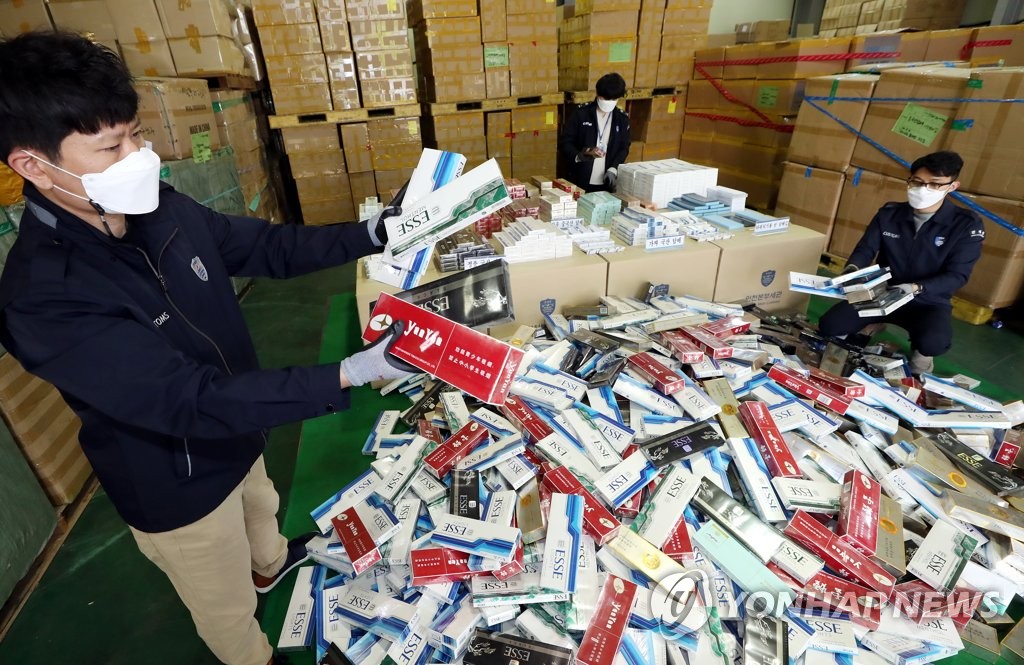 资料图片：海关查获的走私香烟 韩联社