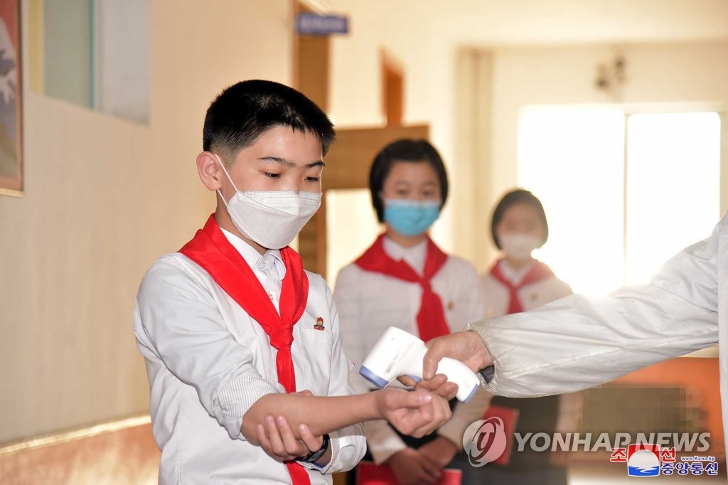 朝鲜初中生戴口罩测温 朝鲜初中生戴口罩测温