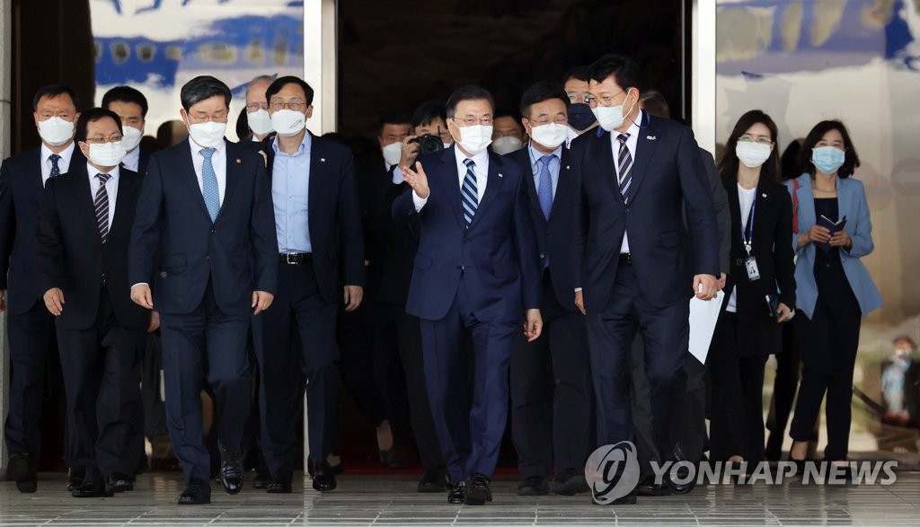 5月19日，在京畿道首尔机场，韩国总统文在寅（前排右二举起右手）准备搭乘空军一号启程赴美。 韩联社