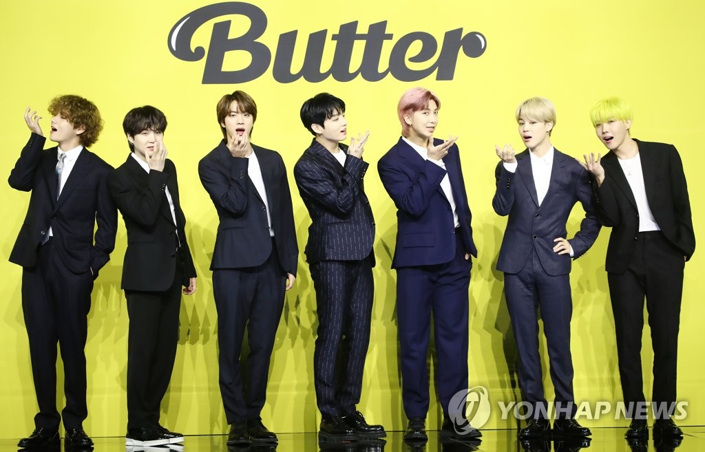 5月21日，在首尔奥林匹克公园，防弹少年团（BTS）举行英文新歌《Butter》发布会。图为成员们摆姿势供媒体拍照，左起依次为V、SUGA、Jin、柾国、RM、智旻、j-hope。 韩联社