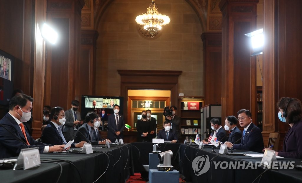 当地时间5月21日，在位于美国华盛顿的商务部，韩国总统文在寅（右排右二）出席韩美商务圆桌会议。 韩联社