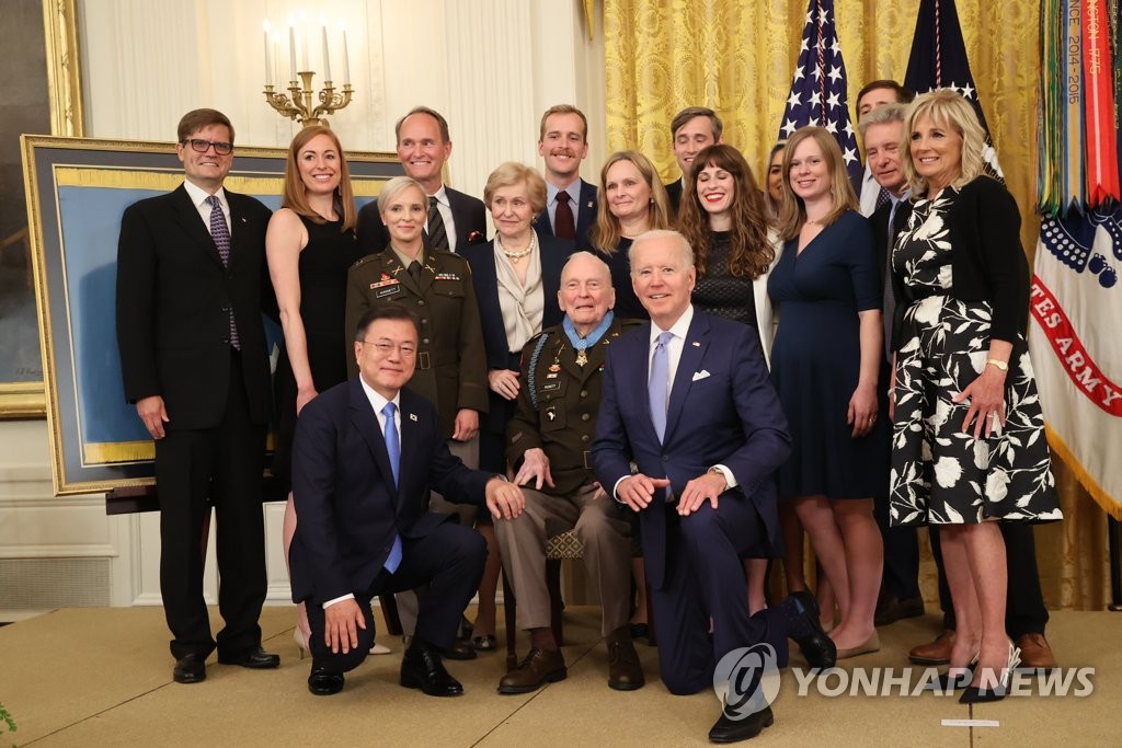 当地时间5月21日下午，在美国白宫举行的韩国战争荣誉勋章授予仪式上，韩国总统文在寅（前排左一）和美国总统拜登（前排右一）与参战老兵及家属合影。 韩联社