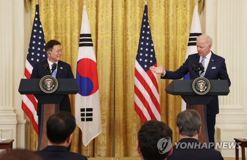 资料图片：当地时间5月21日下午，在美国白宫，韩国总统文在寅（左）和美国总统拜登在会谈结束后举行联合记者会。 韩联社