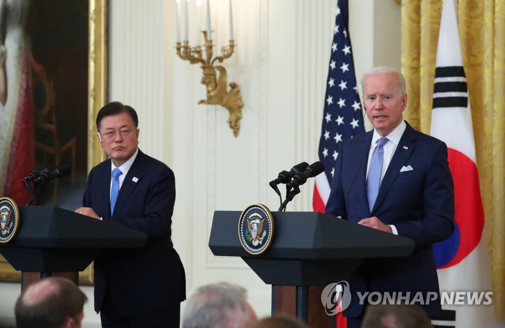 当地时间5月21日下午，在美国白宫，韩国总统文在寅（左）和美国总统拜登在会谈结束后共同会见记者。 韩联社