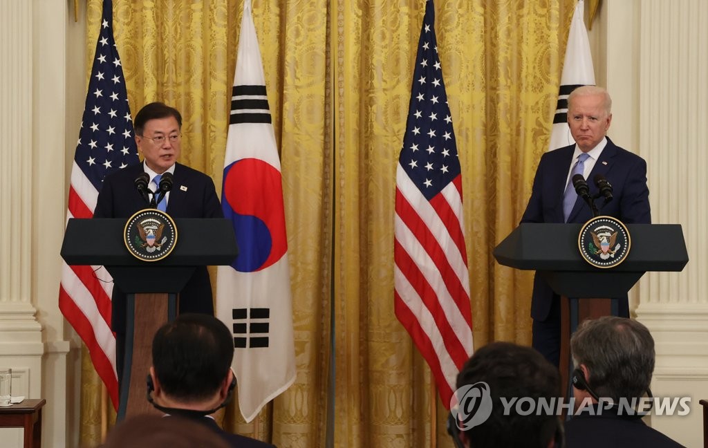 当地时间5月21日下午，在美国白宫，韩国总统文在寅（左）和美国总统拜登在会谈结束后举行联合记者会。 韩联社