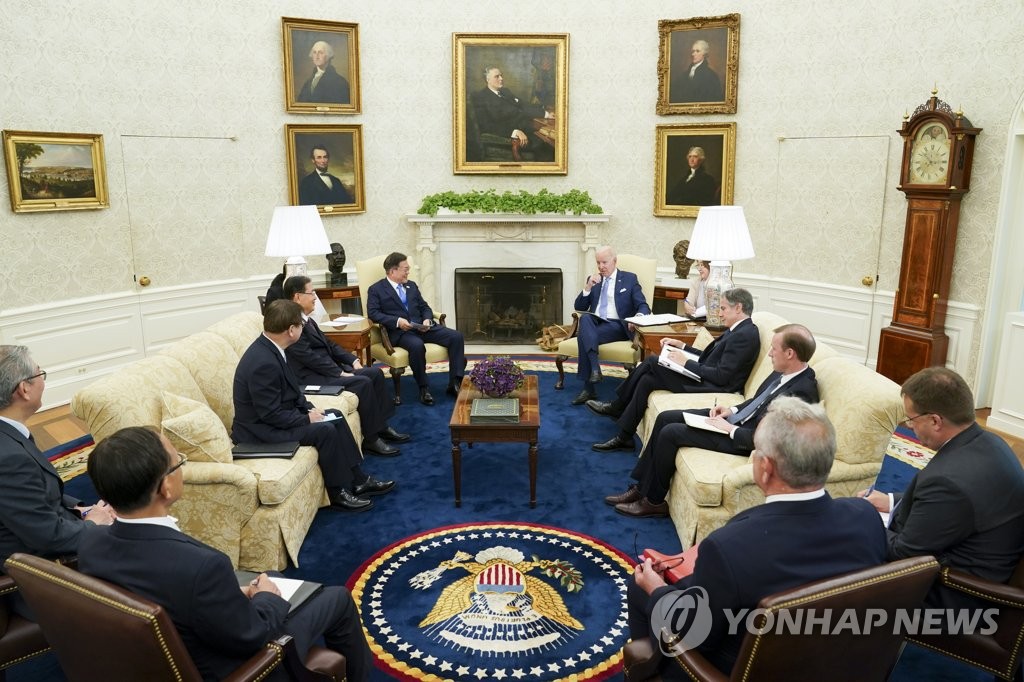 资料图片：当地时间5月21日，在白宫，韩国总统文在寅和美国总统拜登举行小规模会谈。 韩联社