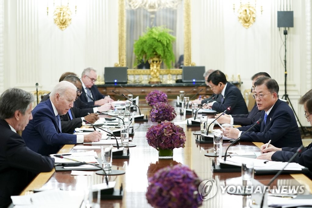 资料图片：当地时间5月21日，在白宫，韩国总统文在寅和美国总统拜登举行扩大会谈。 韩联社