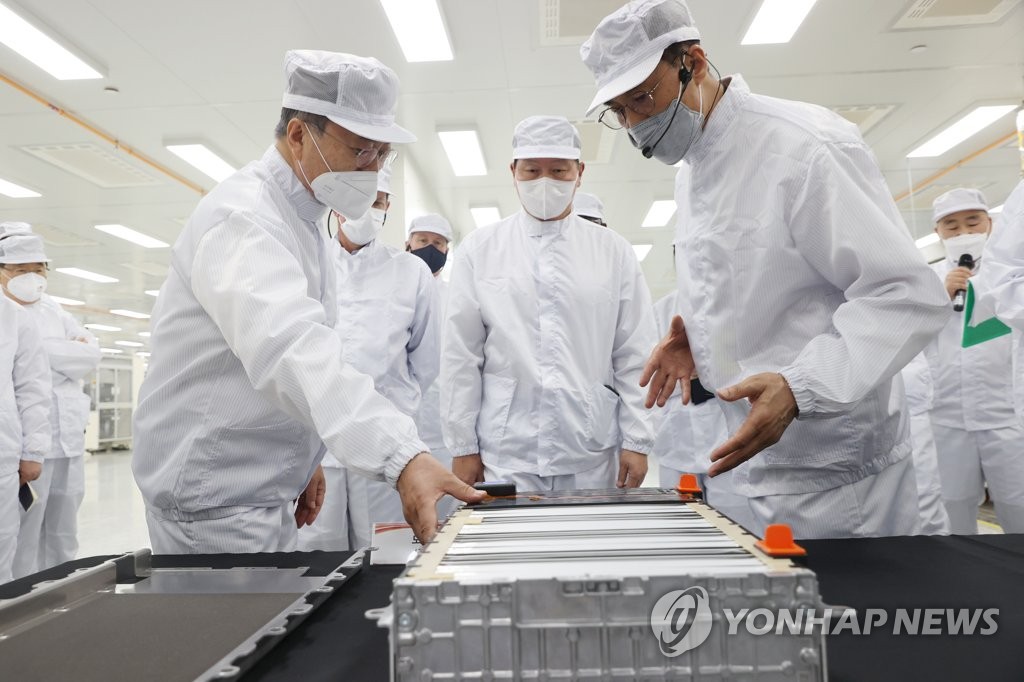 当地时间5月22日，韩国总统文在寅（左）前往位于佐治亚州的SK创新电动汽车电池工厂进行考察。 韩联社