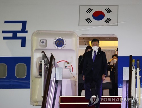 资料图片：5月23日，在首尔机场，访美归来的文在寅走下“空军一号”专机舷梯。 韩联社