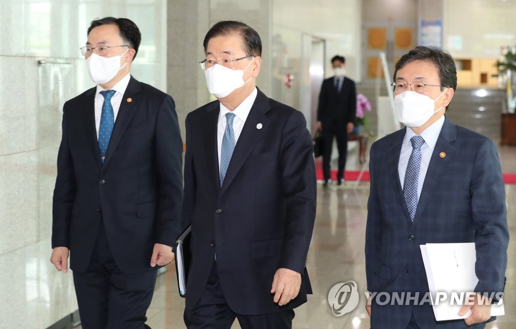 5月25日，在外交部大楼，韩国产业部长文胜煜（左起）、外交部长郑义溶、保健福祉部长权德喆准备出席记者会，介绍总统文在寅访美成果。 韩联社