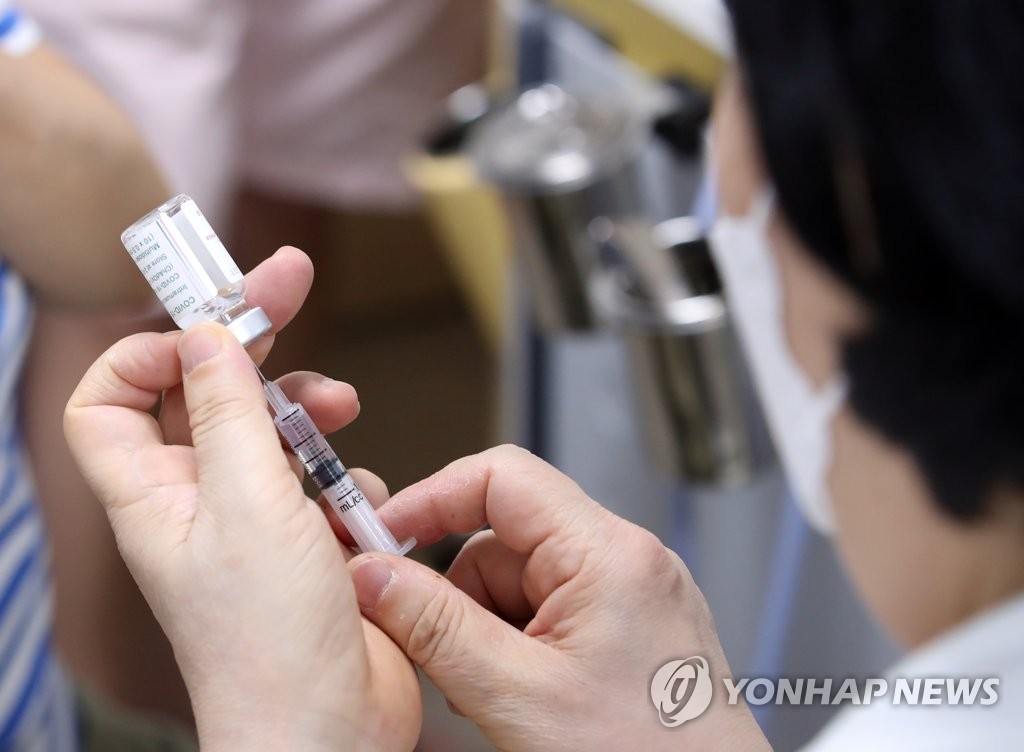 资料图片：接种新冠疫苗 韩联社