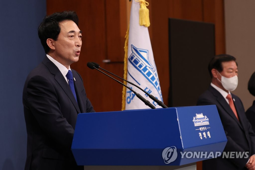 5月28日，在青瓦台，新任与民沟通首秘朴洙贤（左）发表感言。 韩联社